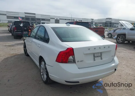 2010 Volvo S40 2.4I z USA, uszkodzony, nr VIN YV1382MS1A2513383